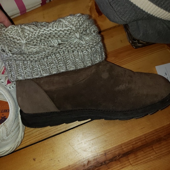 Sweater lined boots. Brand New. - Picture 3 of 3